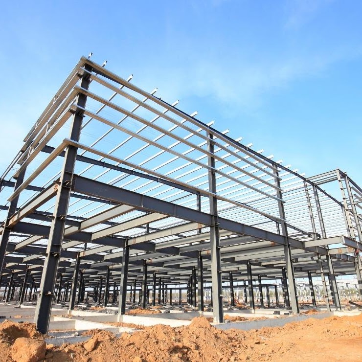 Estructura metálica en fase de montaje para nave industrial